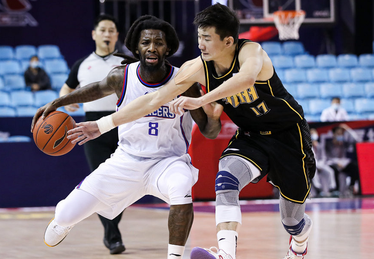 马刺碾压天津队,孙铭徽带队取胜 马刺碾压天津队,孙铭徽带队取胜