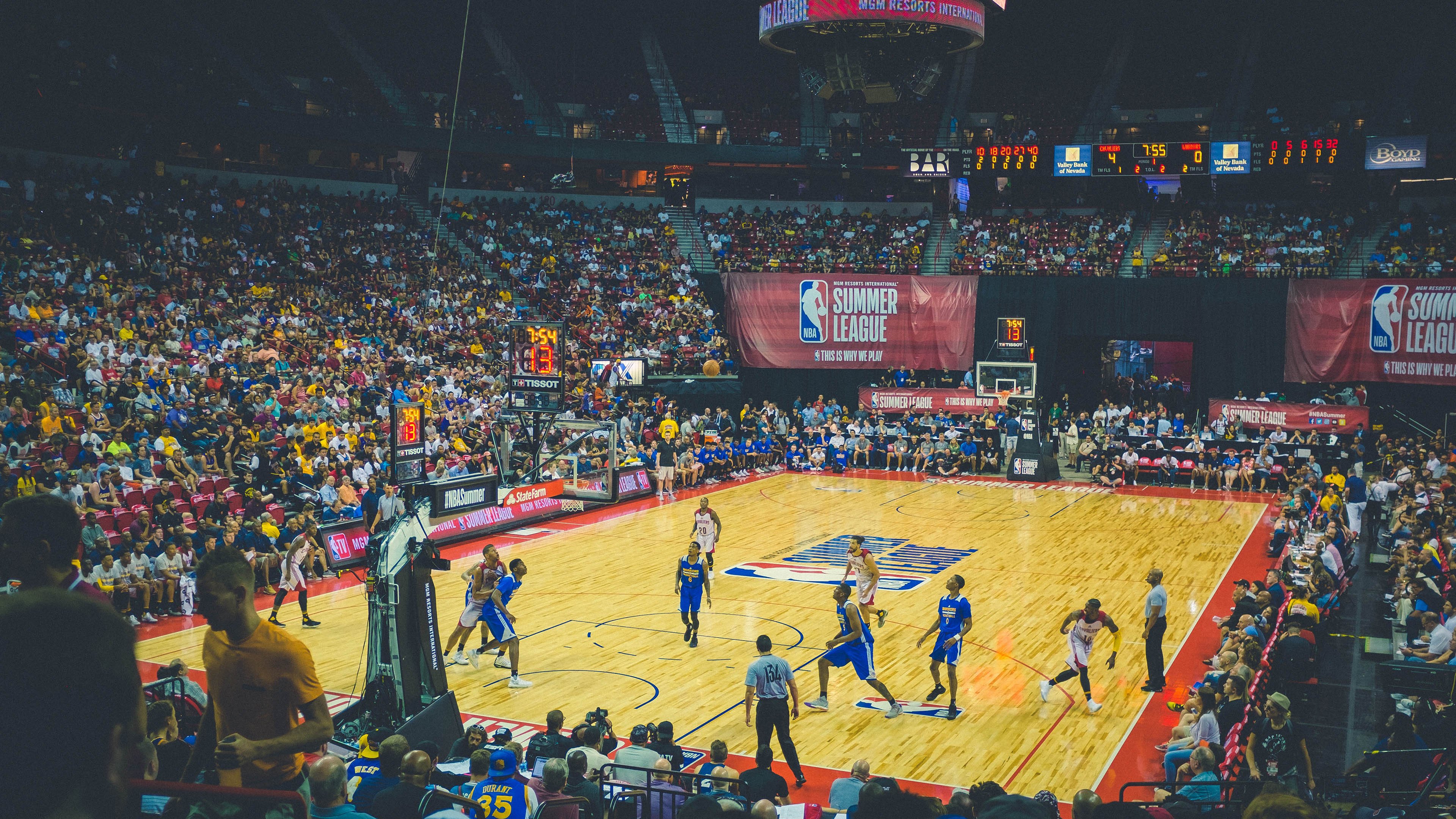 当步行者碾过森林狼的骄傲，东契奇却在F1赛道完成了一次超车