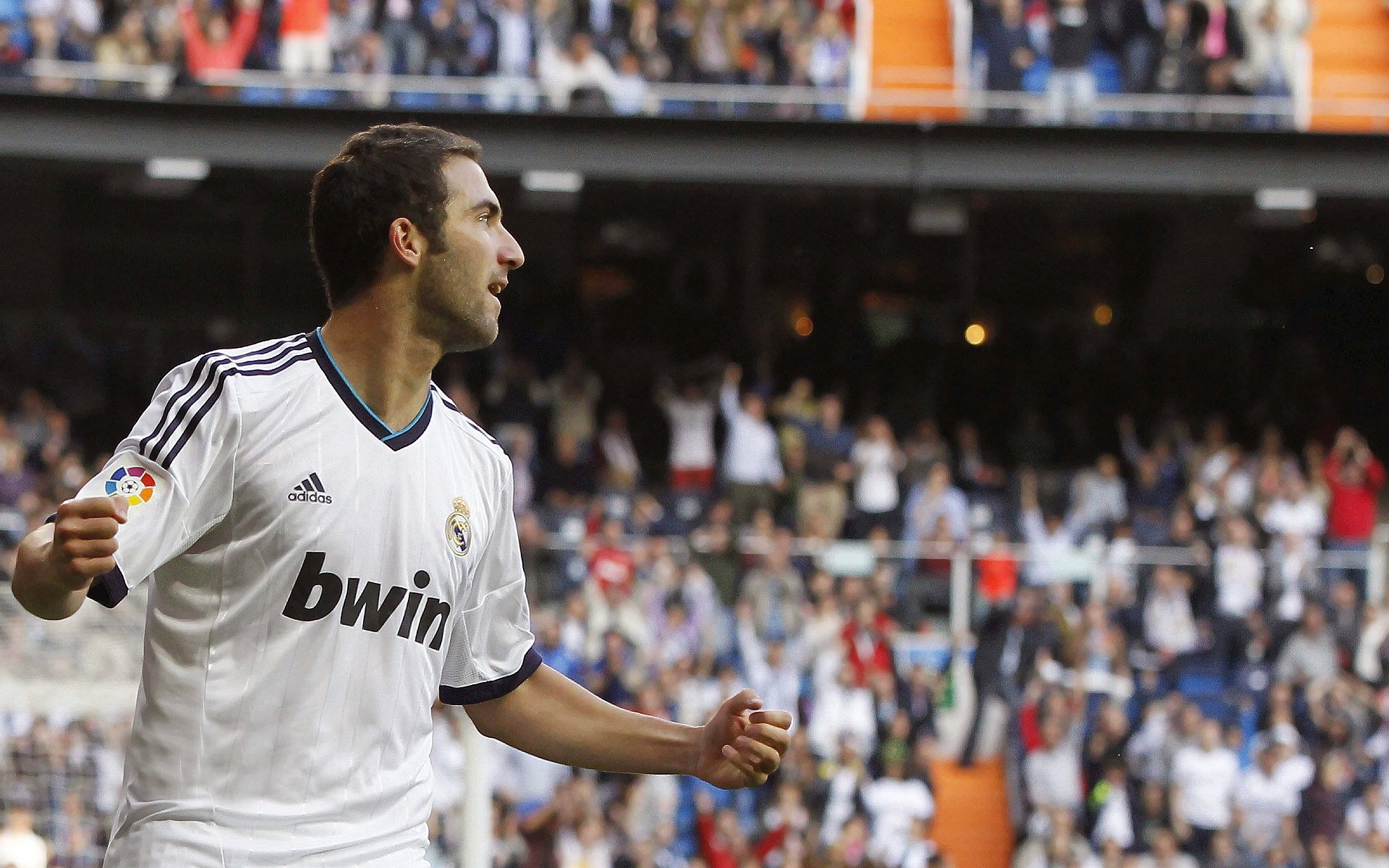 速度与抉择，当F1街道赛的烟火遇上CBA淘汰赛的厮杀之夜