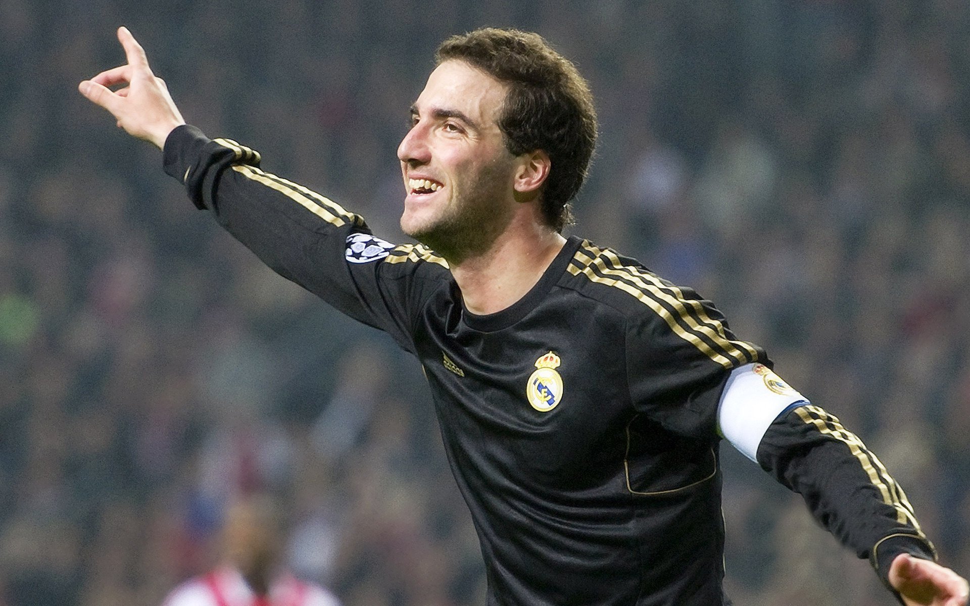 速度与抉择，当F1街道赛的烟火遇上CBA淘汰赛的厮杀之夜