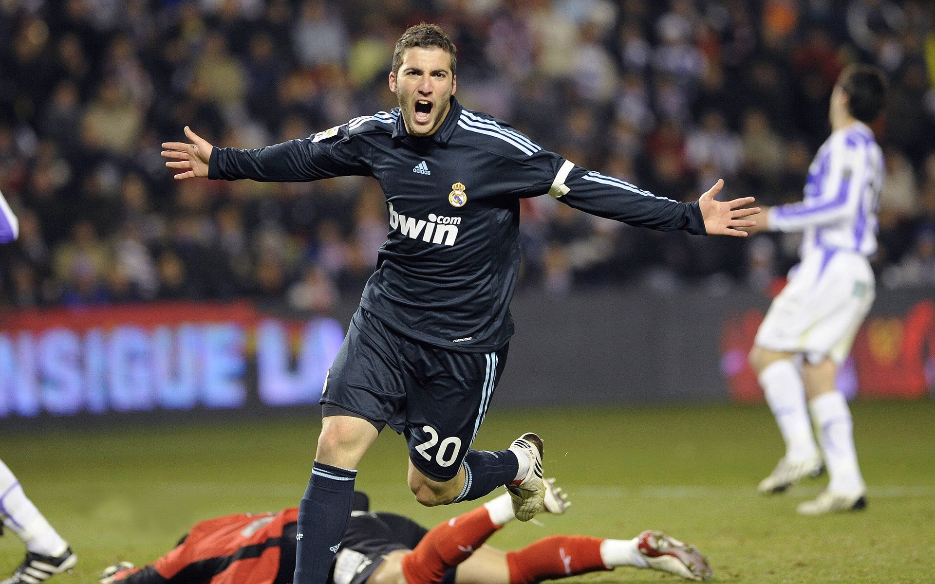 东契奇生死战封神夜，雄鹿狂胜显冠军底蕴